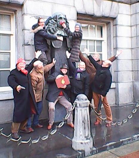 Groepsfoto bij borstbeeld Rabenhaupt